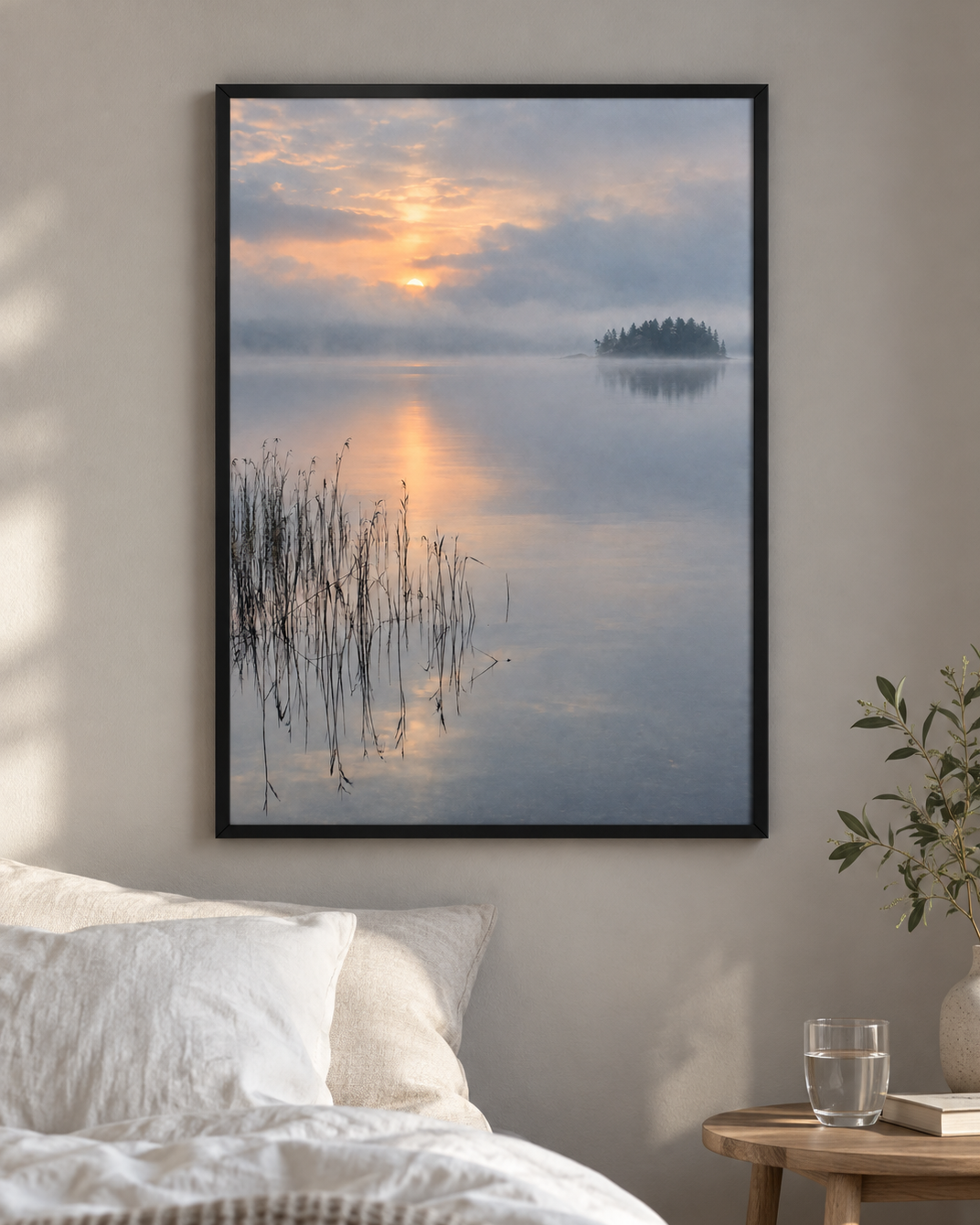 Dimma vid sjön poster från Kanva i stilla sovrum med svart ram. Ram säljs separat.