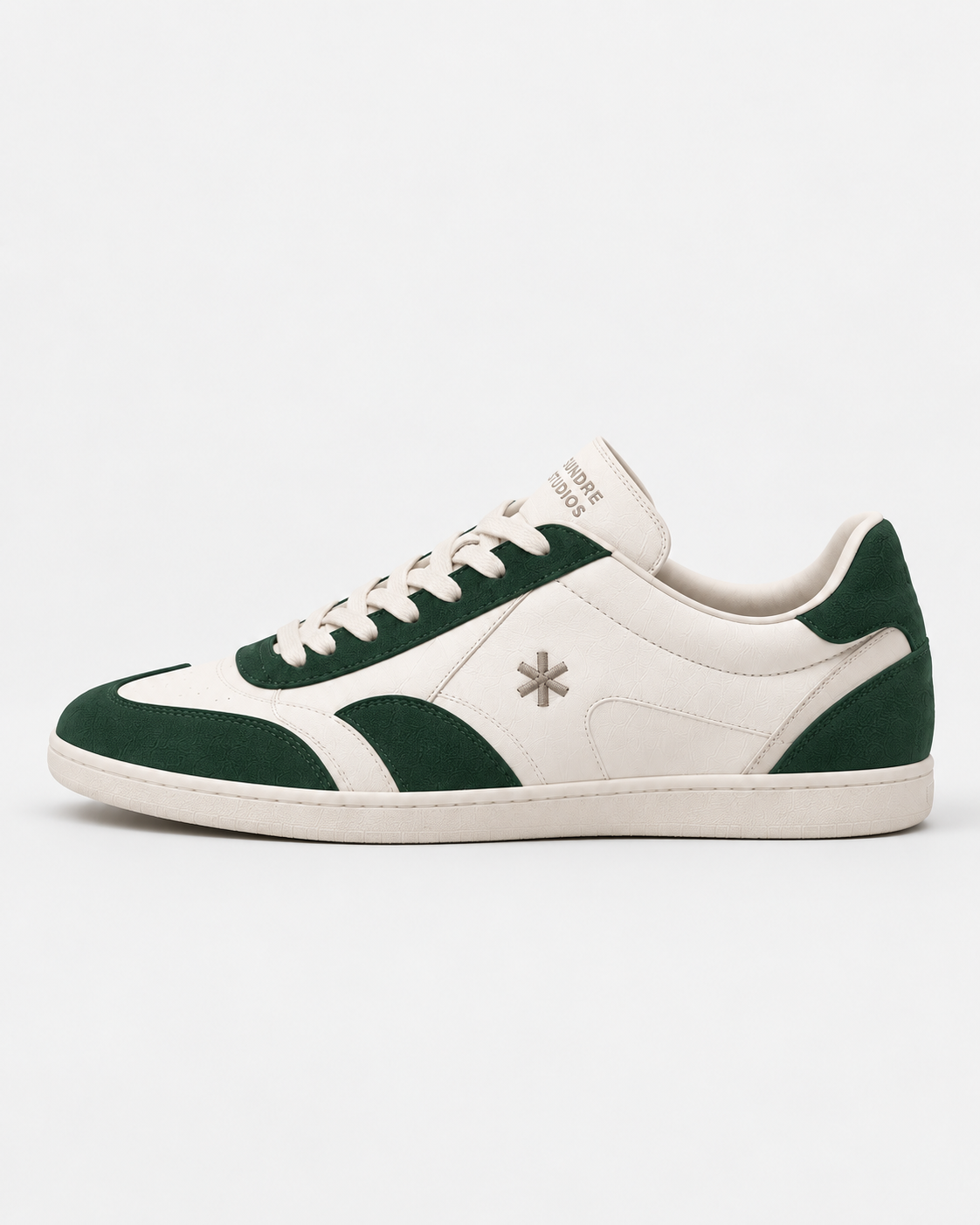 Sundre 03 Green från Sundre Studios – sneakers i vitt och grönt sedda från sidan
