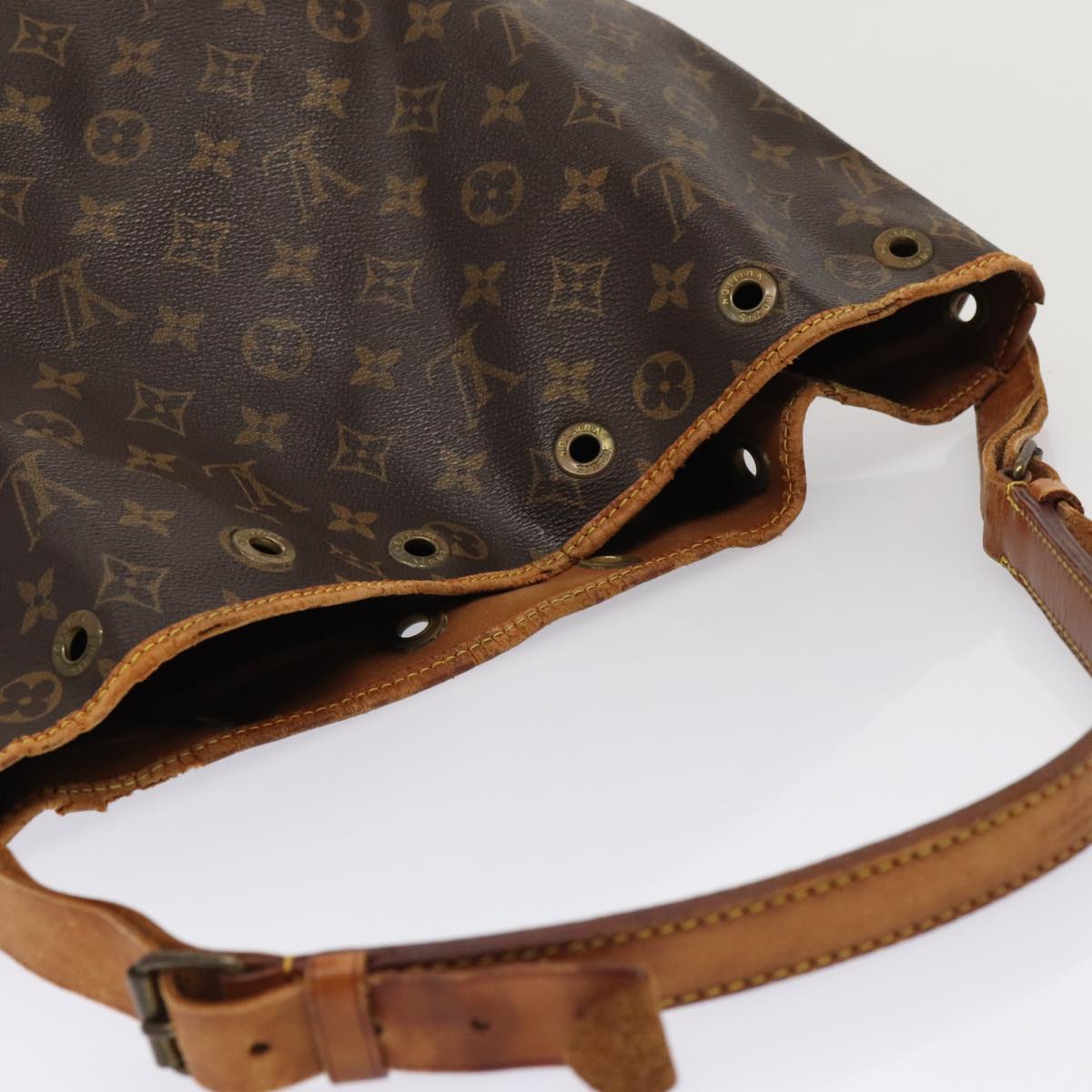 Monogrammi Noe Olkalaukku