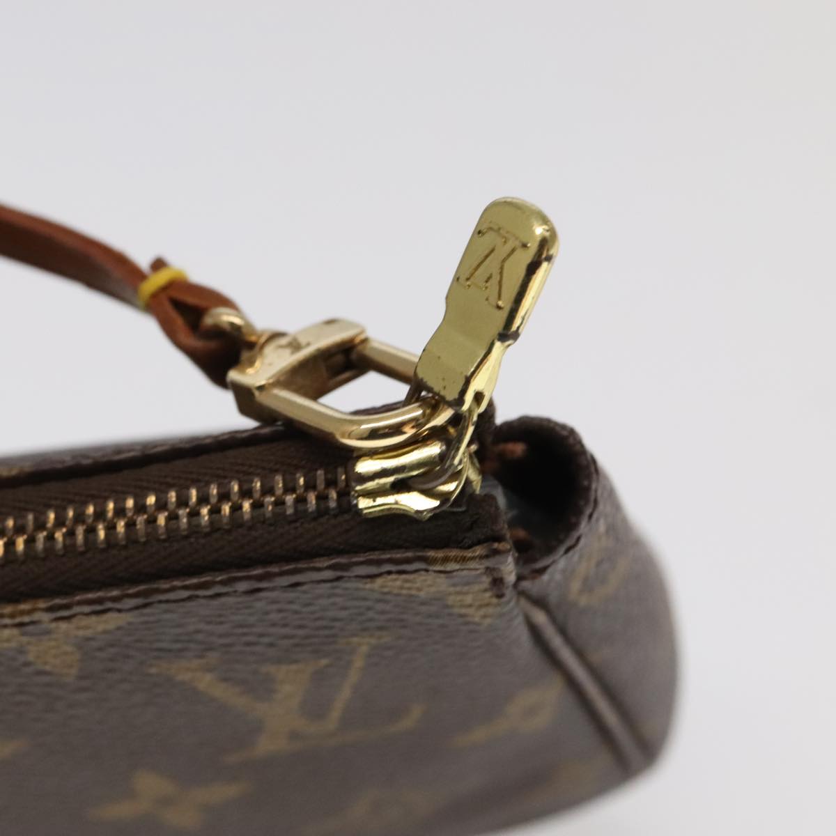 Monogram Pochette -tarvikepussi