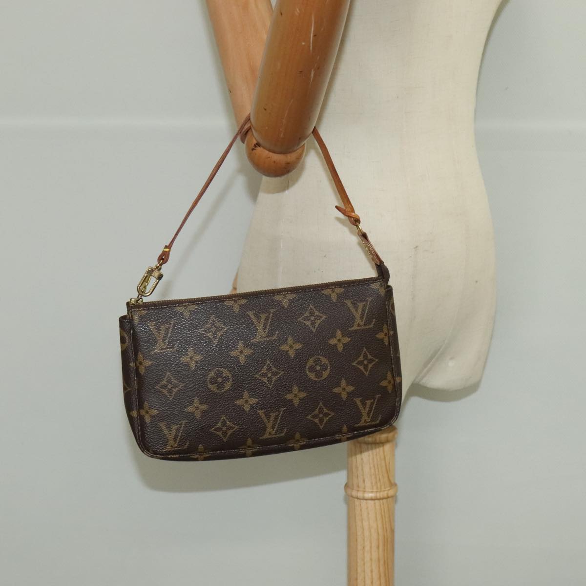 Monogram Pochette -tarvikepussi