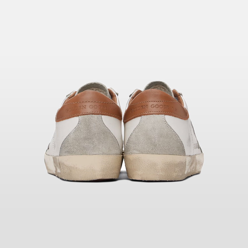 Handla Golden Goose Super-Star White Vacchetta Tan Grey Suede Patch online | Smidigt och enkelt på nätet - Merchsweden |
