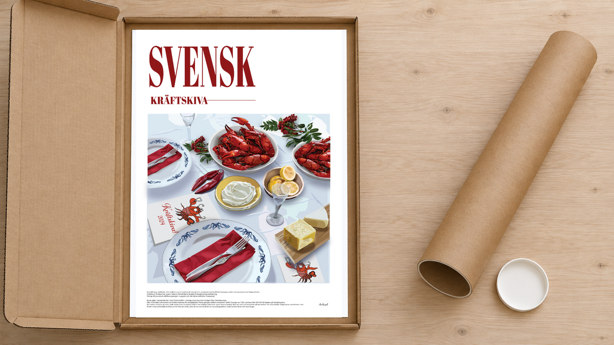 AI-genererad illustration av en öppen platt kartong med Svensk Kräftskiva av Arksel och ett posterrör på ett bord. Originalmotivet är monterat separat.