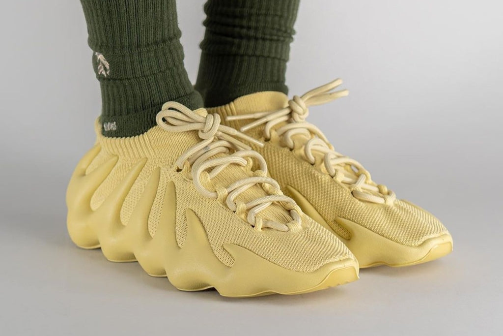 Yeezy 450 "Sulfur" on-foot bilder är släppta.