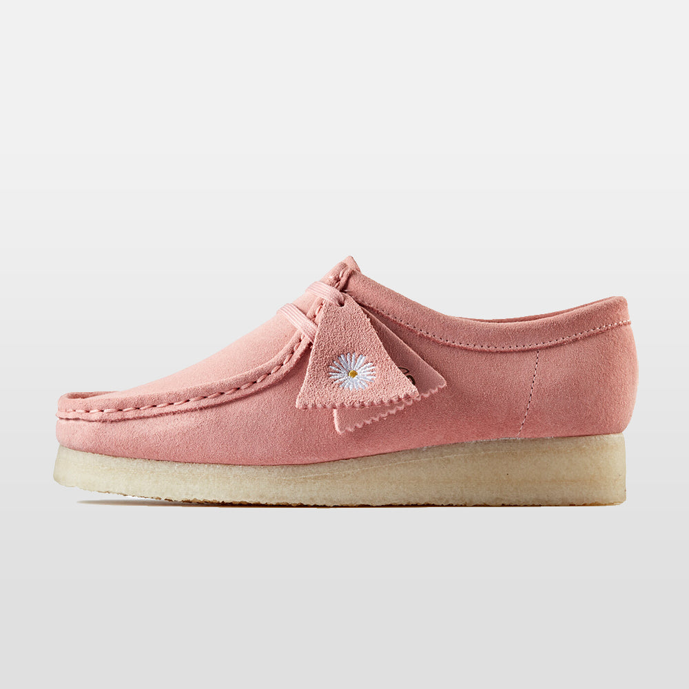 Handla Clarks Wallabee D "Pink Suede" online | Smidigt och enkelt på nätet - Merchsweden |