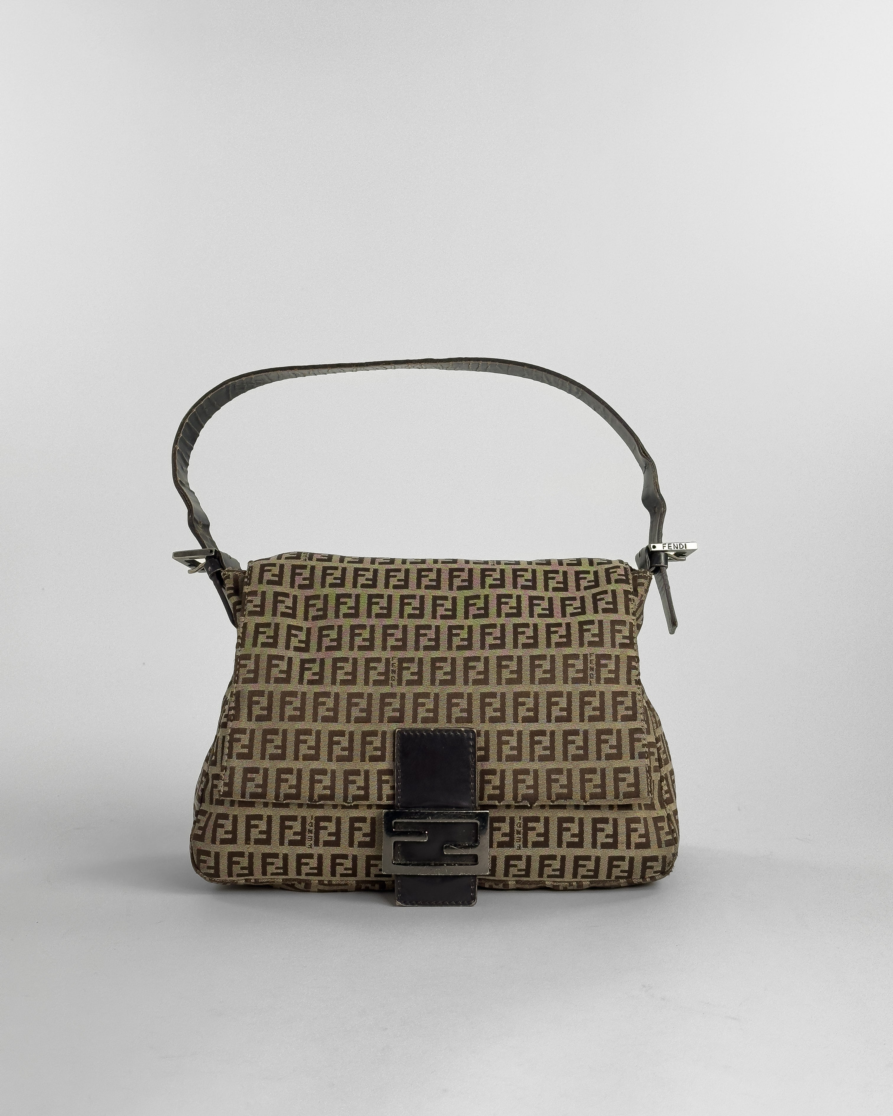 Handla Fendi Zucchino Canvas Mamma Baguette Shoulder Bag online | Smidigt och enkelt på nätet - Merchsweden |