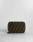 Handla Fendi Zucca Canvas Vanity Pouch online | Smidigt och enkelt på nätet - Merchsweden |