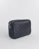 Handla Louis Vuitton Monogram Eclipse Trousse Toilette GM Clutch Bag online | Smidigt och enkelt på nätet - Merchsweden |