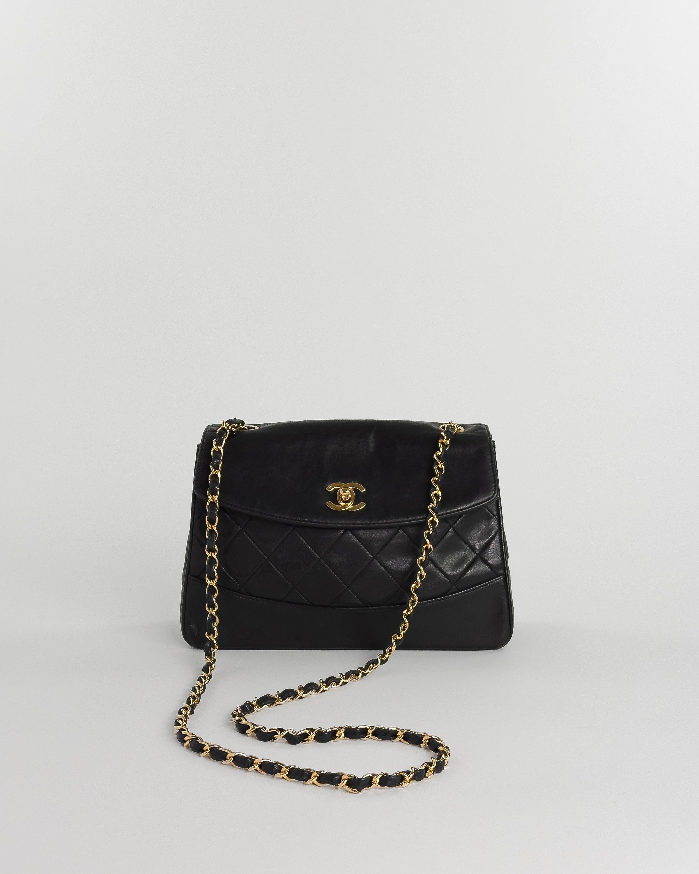 Handla Chanel Matelasse Turn Lock Chain Shoulder Bag Lamb Skin Black CC online | Smidigt och enkelt på nätet - Merchsweden |