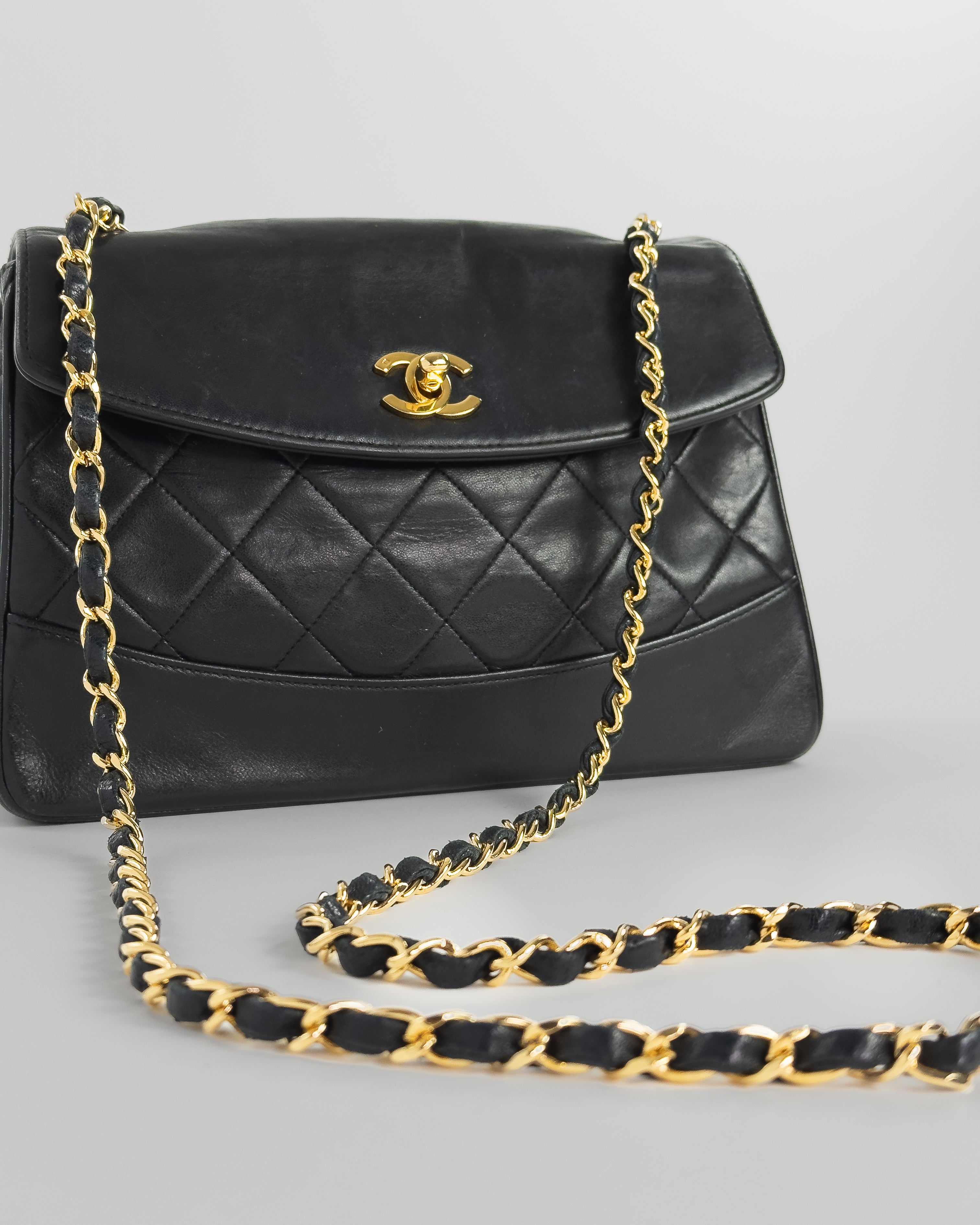 Handla Chanel Matelasse Turn Lock Chain Shoulder Bag Lamb Skin Black CC online | Smidigt och enkelt på nätet - Merchsweden |