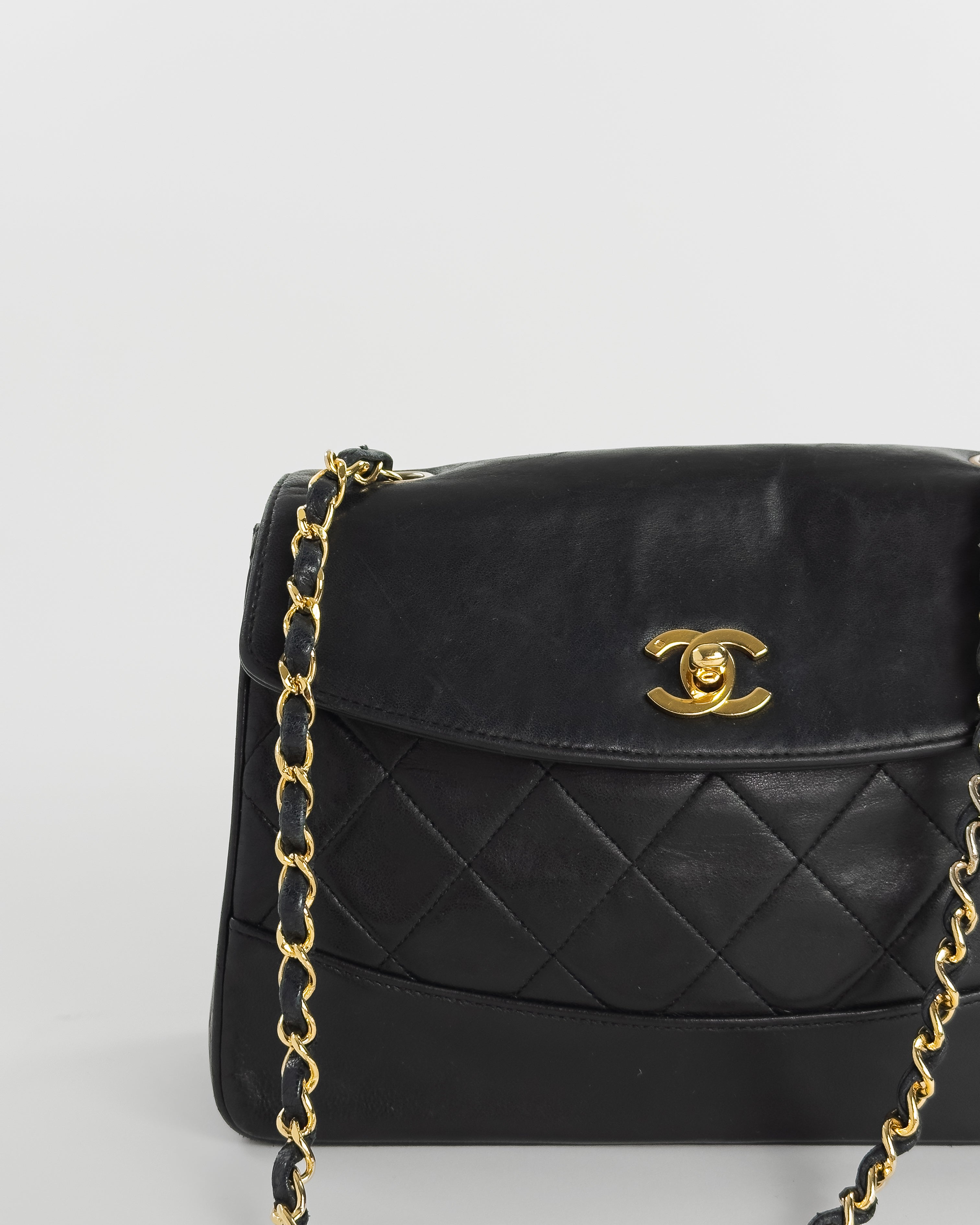 Handla Chanel Matelasse Turn Lock Chain Shoulder Bag Lamb Skin Black CC online | Smidigt och enkelt på nätet - Merchsweden |