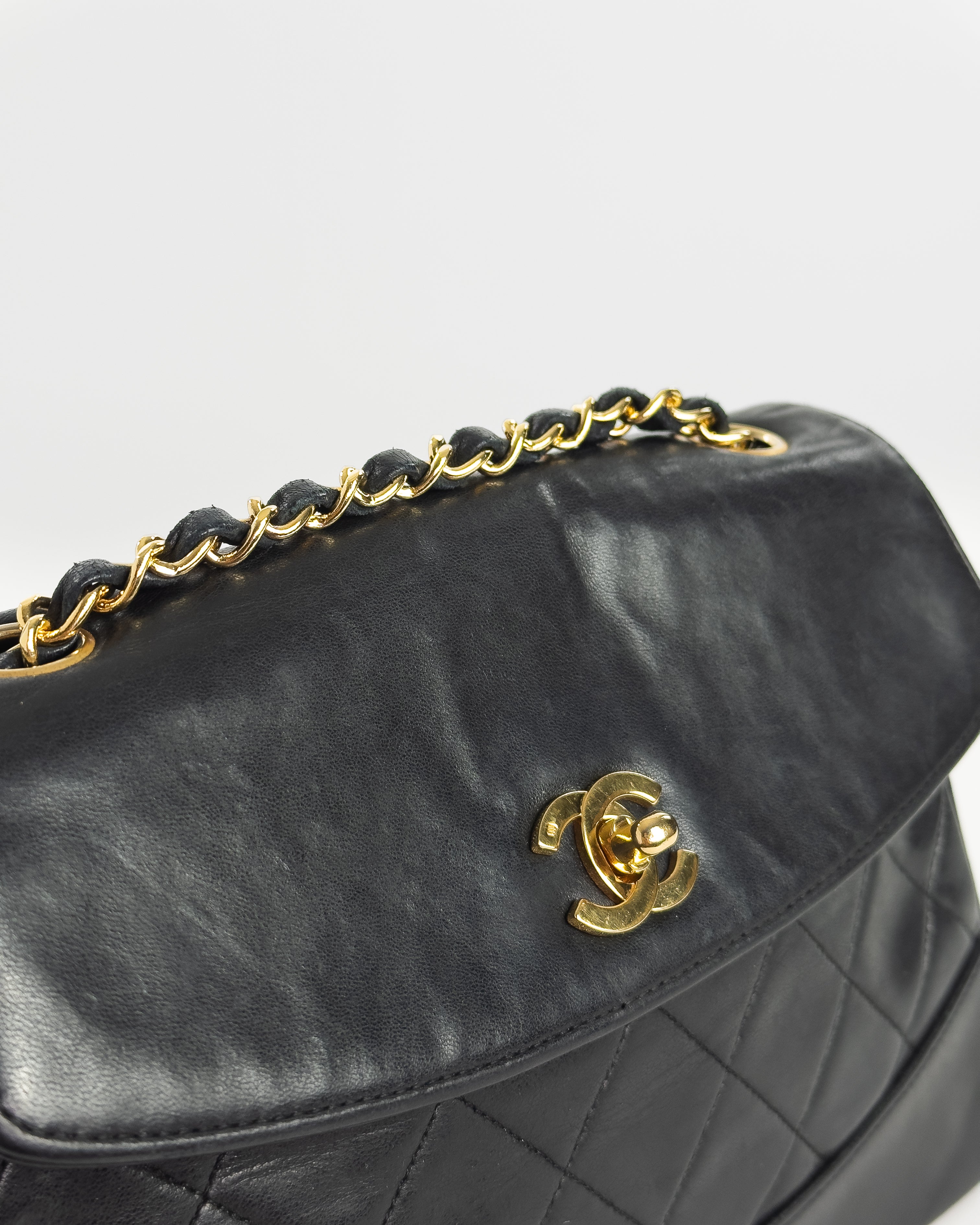 Handla Chanel Matelasse Turn Lock Chain Shoulder Bag Lamb Skin Black CC online | Smidigt och enkelt på nätet - Merchsweden |