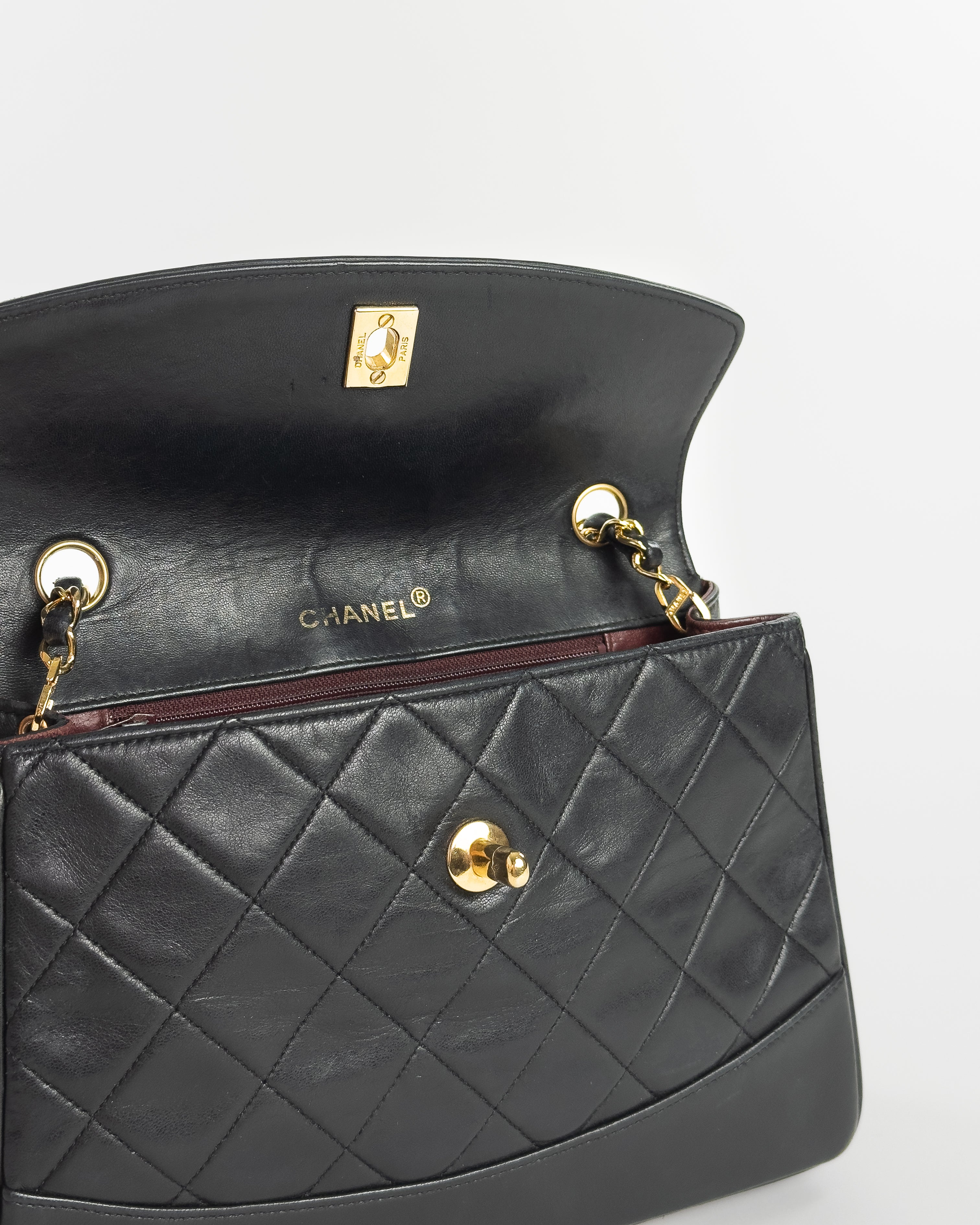 Handla Chanel Matelasse Turn Lock Chain Shoulder Bag Lamb Skin Black CC online | Smidigt och enkelt på nätet - Merchsweden |