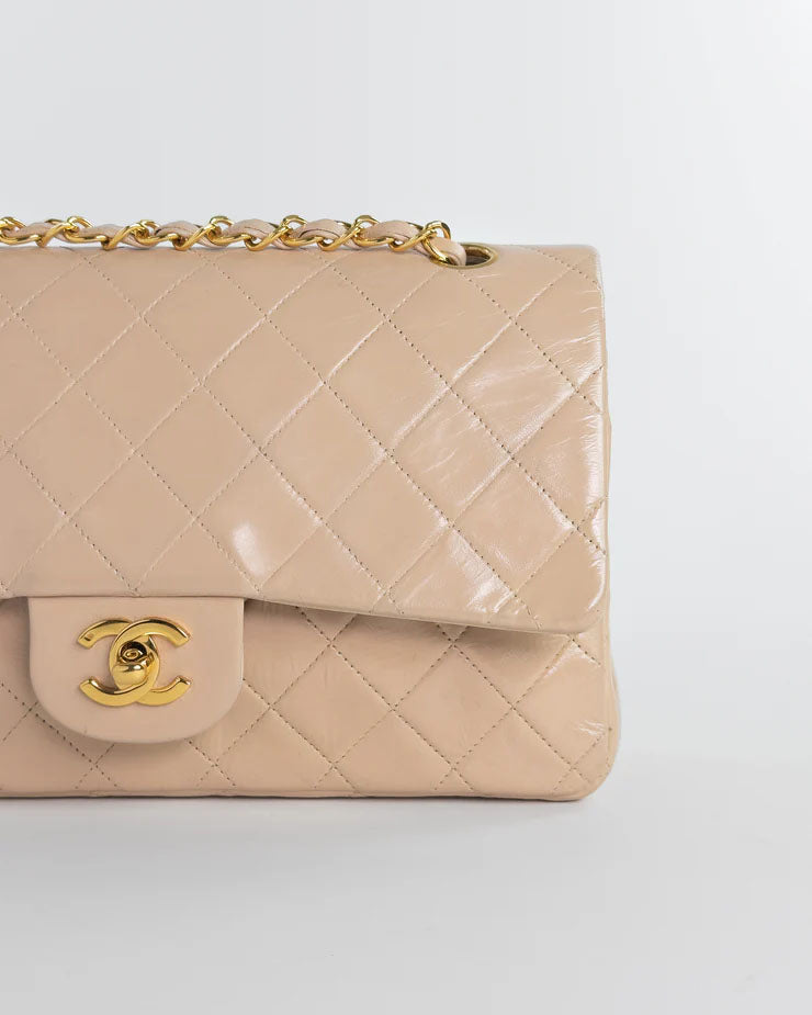 Handla Chanel Classic Matelasse 25 Chain Flap Bag Lamb Skin Beige online | Smidigt och enkelt på nätet - Merchsweden |