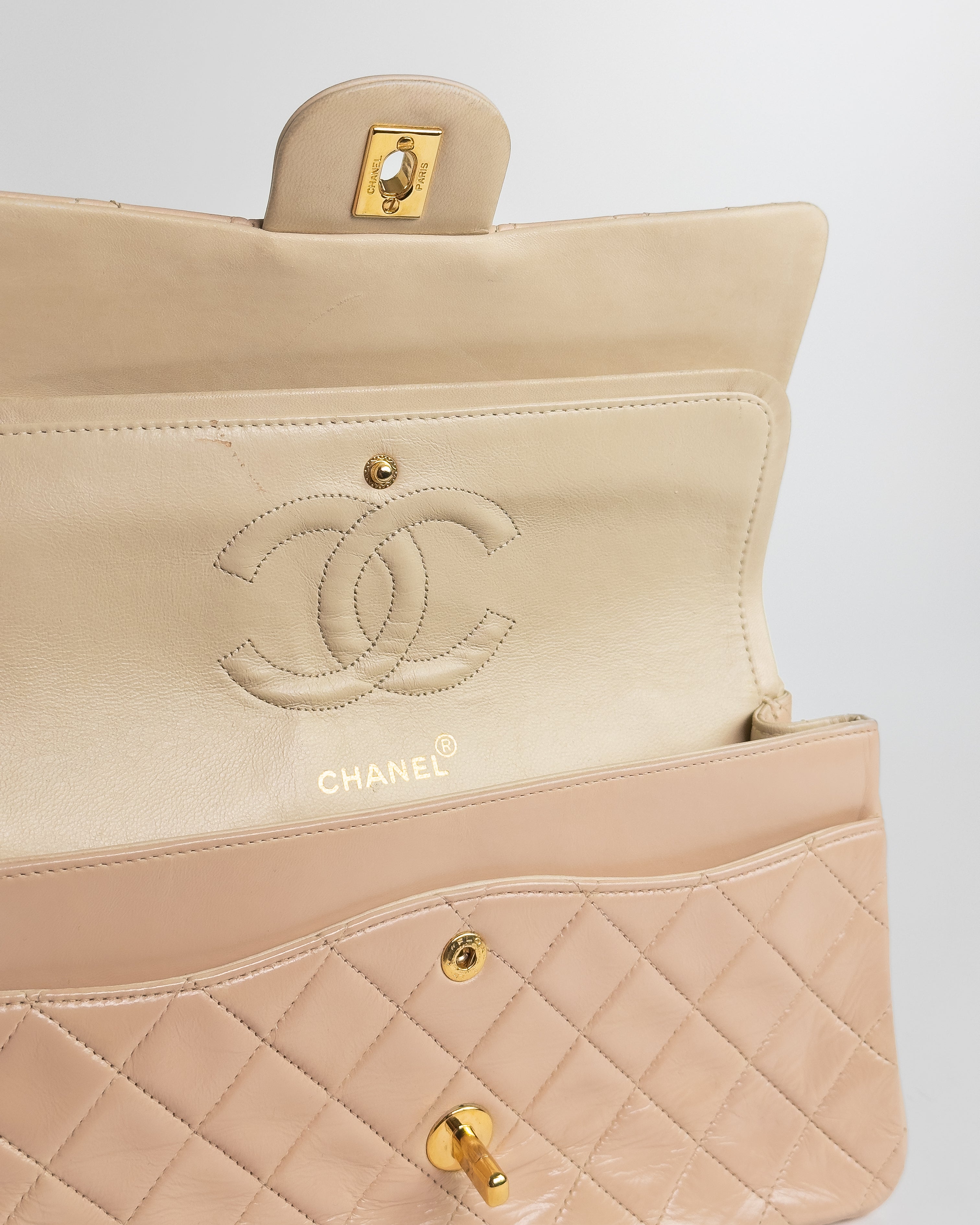 Handla Chanel Classic Matelasse 25 Chain Flap Bag Lamb Skin Beige online | Smidigt och enkelt på nätet - Merchsweden |