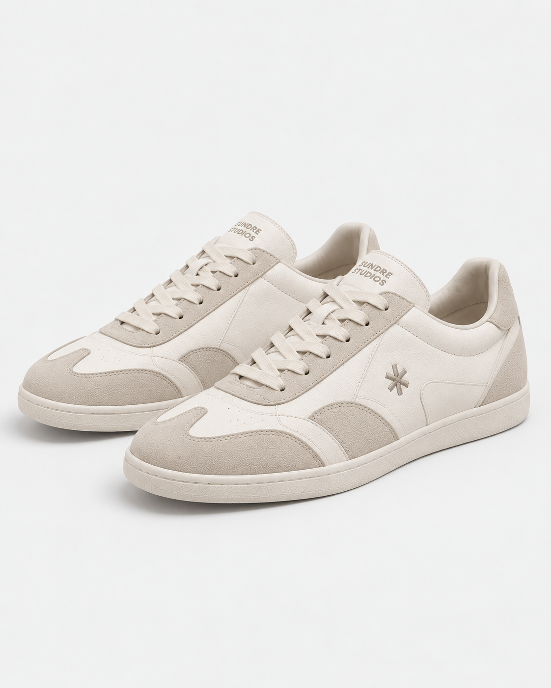 Sundre 03 Beige från Sundre Studios – ett par sett snett framifrån